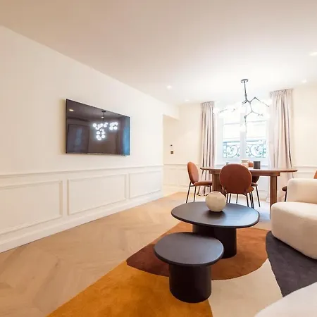 De Luxe D'une à Proximité Du Louvre Iii Parigi